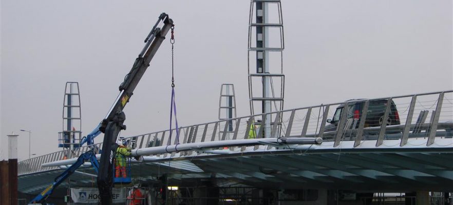 Poole Harbour Bridge Installing the lighting masts