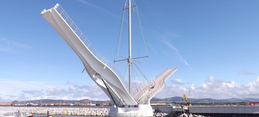 Foryd Bridge, Cycle bridge at Rhyl completed in 2013